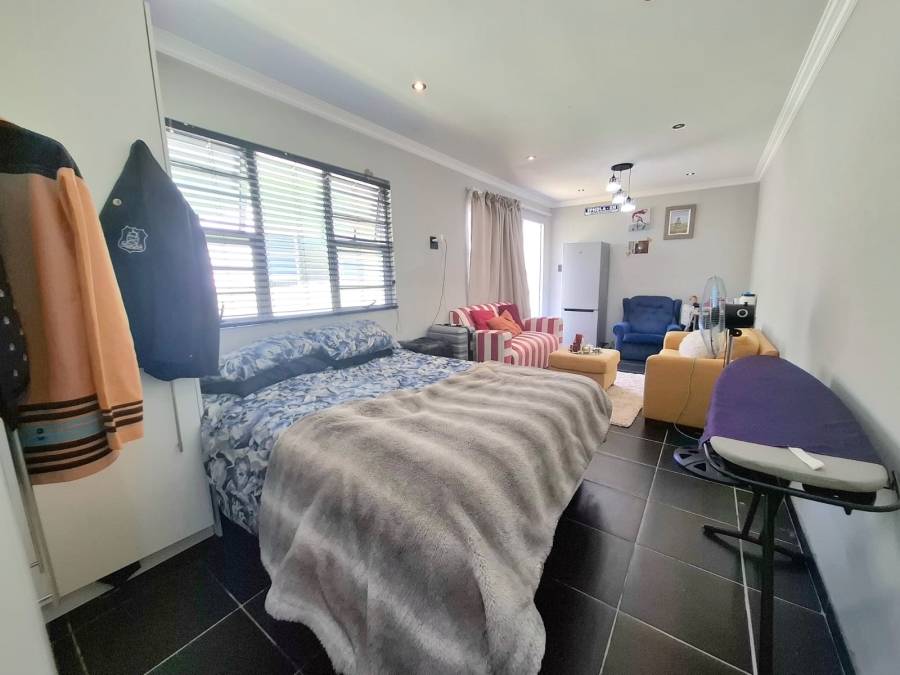 5 Bedroom Property for Sale in Gonubie Eastern Cape